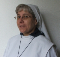 Liturgikus öltözetben Erzsi nővér végsőkig helytállt